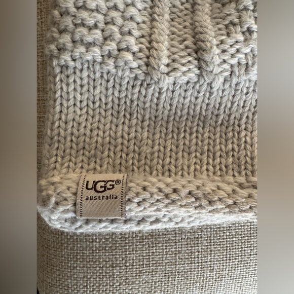 UGG faux fur Pom Pom knit hat - Picture 4 of 5